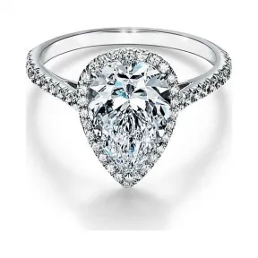 蒂芙尼/Tiffany Tiffany Soleste 系列铂金镶钻戒圈，珠链式边镶钻石环绕梨形切割主钻订婚钻戒。