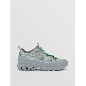 博百利/Burberry 格纹尼龙 Arthur 运动鞋 (浅灰色) - 男士 80509401