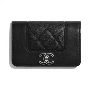 香奈儿/Chanel 口盖卡套  颗粒压花小牛皮、小牛皮与银色金属  黑 A70117-B03213-94305