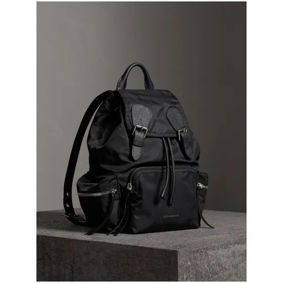 博百利/Burberry 女士 The Rucksack - 中号功能性尼龙拼皮革军旅背包 (黑色 / 黑色) 40482971