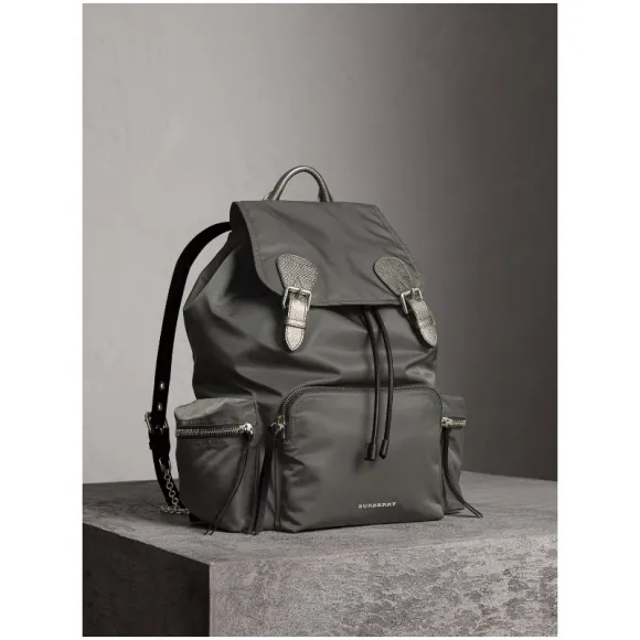 博百利/Burberry 女士 The Rucksack - 中号功能性尼龙拼皮革军旅背包 (深灰色 / 深灰色) 405948