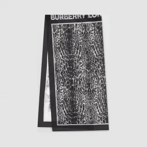 博百利/Burberry 天使拼豹纹印花丝巾 (黑色)  80255691