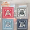 爱马仕/Hermes 灰色 “勃兰登堡方巾”55厘米真丝方巾 H043421S_01