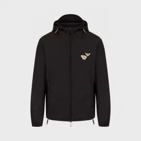 阿玛尼/Armani Emporio Armani@男士Emoji趣味表情系列贴片棉服，此款EMPORIO ARMANI棉服适合在日常穿着，实用又不失时尚，可以让你轻松的从一个场合切换到另一个场合。Emoji的趣味表情轻松有趣，抓住服装的灵魂。Armani@中国官网已升级上线，欢迎点击进入阿玛尼的世界，选购官方正品Giorgio Armani、Emporio Armani及EA7... 6H1BN91NKUZ