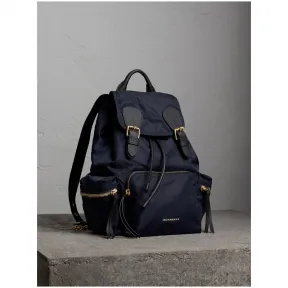 博百利/Burberry 女士 The Rucksack - 中号功能性尼龙拼皮革军旅背包 (墨蓝色) 40166241
