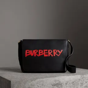 博百利/Burberry 男士 大号涂鸦印花皮革信使包 (黑色) - 男士  40742531