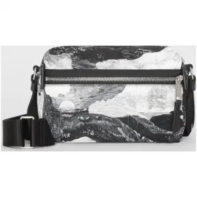 博百利/Burberry 男士 马术骑士图案梦景印花飞行员尼龙斜背包 (黑色 / 白色) - 男士  80053941