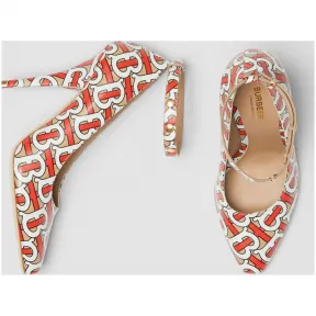 博百利/Burberry 女士 三重铆钉装饰专属标识印花皮革尖头高跟鞋 (黄褐色) 80123221