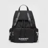 博百利/Burberry The Rucksack - 中号徽标印花 ECONYL® 军旅背包 (黑色) - 女士  80212611