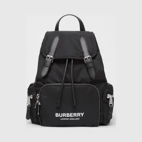 博百利/Burberry The Rucksack - 中号徽标印花 ECONYL® 军旅背包 (黑色) - 女士  80212611