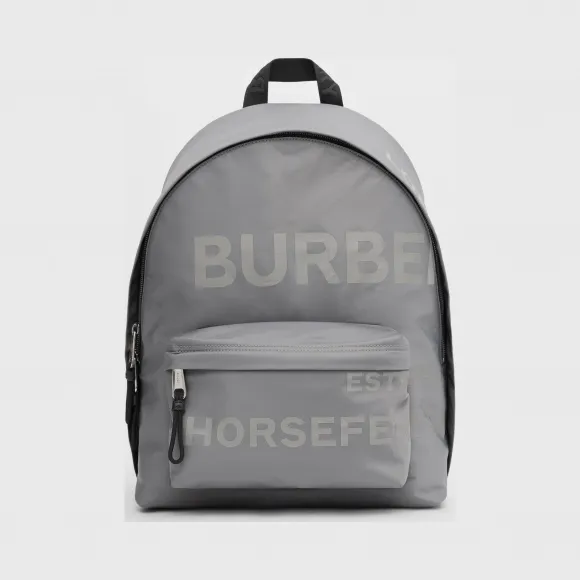 博百利/Burberry Horseferry 印花 ECONYL® 双肩包 (云灰色)  80286291