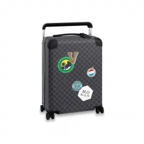 路易威登/Louis Vuitton HORIZON MY LV WORLD TOUR 四轮拉杆箱，55厘米 P00165