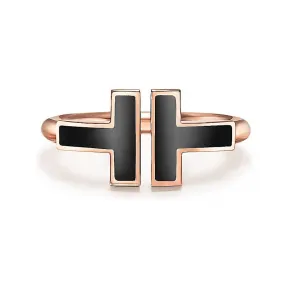 蒂芙尼/Tiffany Tiffany T 系列 18K 玫瑰金镶嵌黑色缟玛瑙线圈戒指。